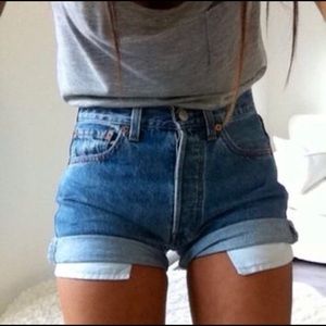 ♥️550 Vintage high waisted Levi shorts